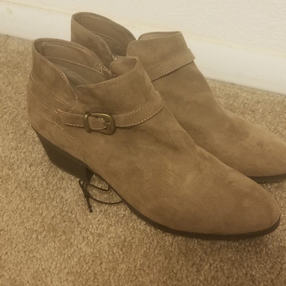 Brand new tan ankle boots. Memory foam